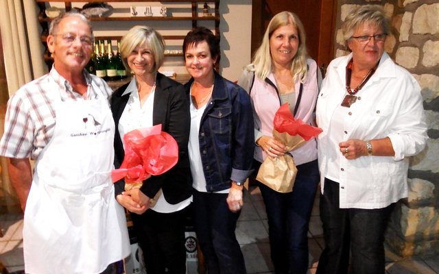 Vlnr is Steve Serbon, Suzette Lamprecht (aanbieder), Adri   Latsky, Julia Barlow (Lighthouse Tavern) en Louise de Villiers tydens die oorhandiging van blyke van waardering